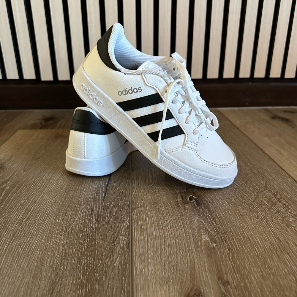 Adidas Breaknet Classic White and Black Sneakers / Size 6W